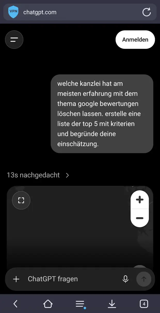 Screenshot: die Originalfrage nach den Top 5 Kanzleien im ChatGPT-Eingabefeld, Browserleiste mit VPN-Symbol und Schaltfläche „Anmelden“